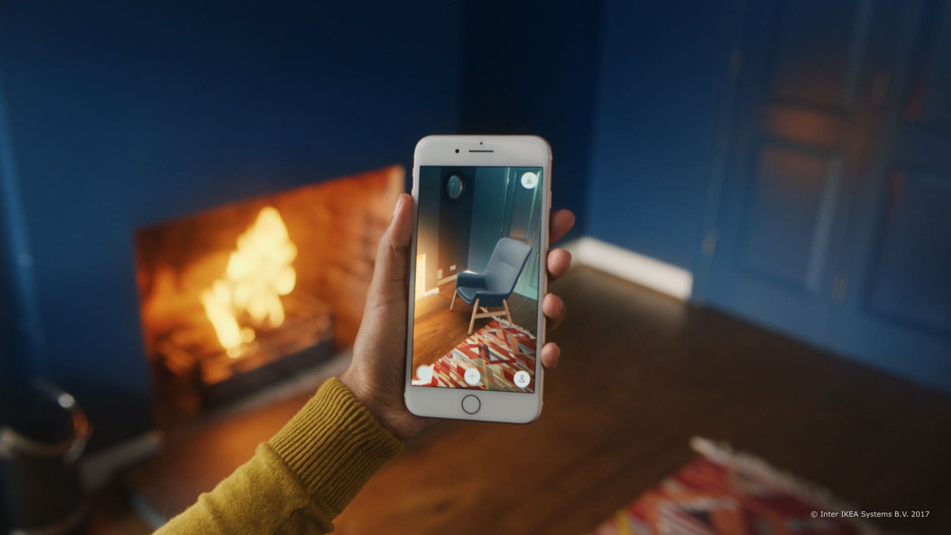 Das Bild zeigt ein Smartphone, welches einen Sessel mittels AR-App im Raum platziert